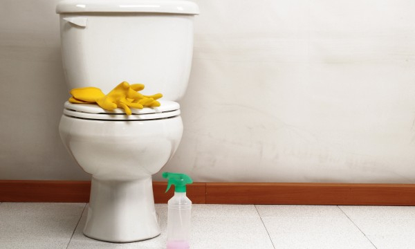 4 Solutions Faciles Pour Nettoyer Les Taches Dans Le Bol serapportantà Nettoyer Les Toilettes