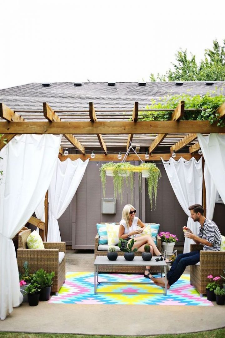 40 Idées De Pergola Avec Rideaux Moderne Dans Le Jardin encequiconcerne Rideau Occultant Extérieur