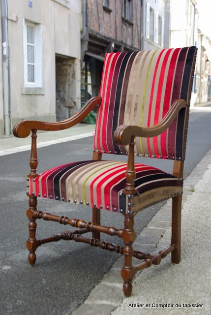 Atelier Et Comptoir Du Tapissier: Fauteuil De Style Louis Xiii avec Tissu D Ameublement Pour Double Rideaux