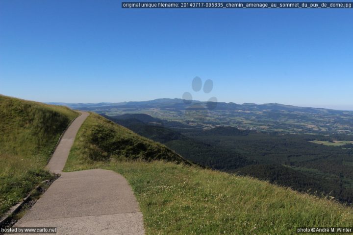 Chemin Aménagé Au Sommet Du Puy De Dôme (Puy De Dôme En destiné Chemin De Randonnée Puy De Dome