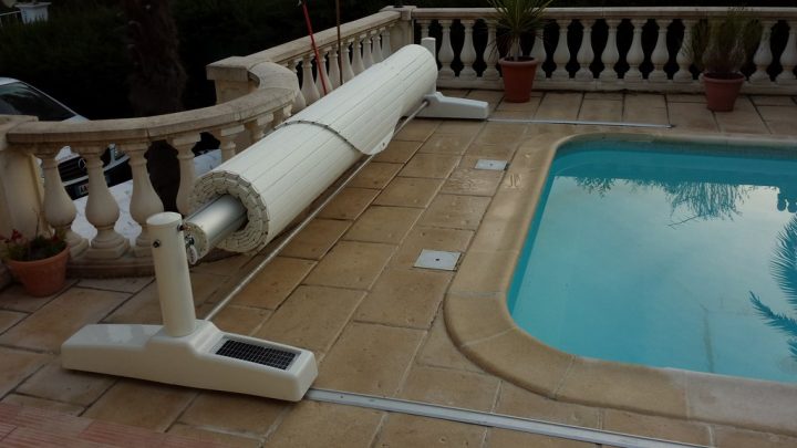 Choisir Un Volet Piscine Pour La Sécurité Ou Le Chauffage tout Rideau Securite Piscine