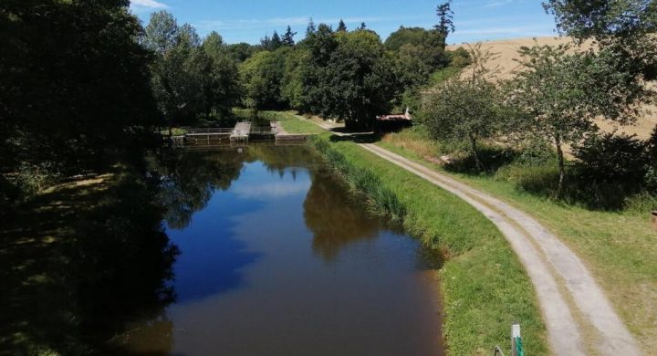 Dans Le Finistère, Le Canal De Nantes À Brest Demande De L tout Chemin De Halage Canal De Nantes À Brest