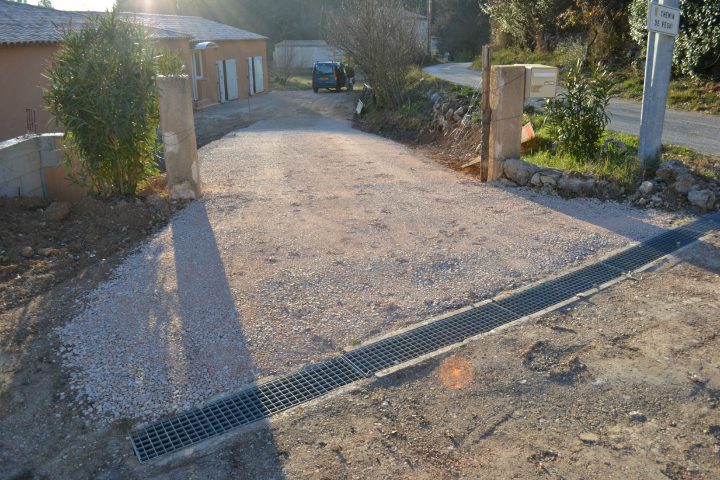 Début De Construction Du Mur De Soutènnement Et Réfection intérieur Chemin D Accès Maison