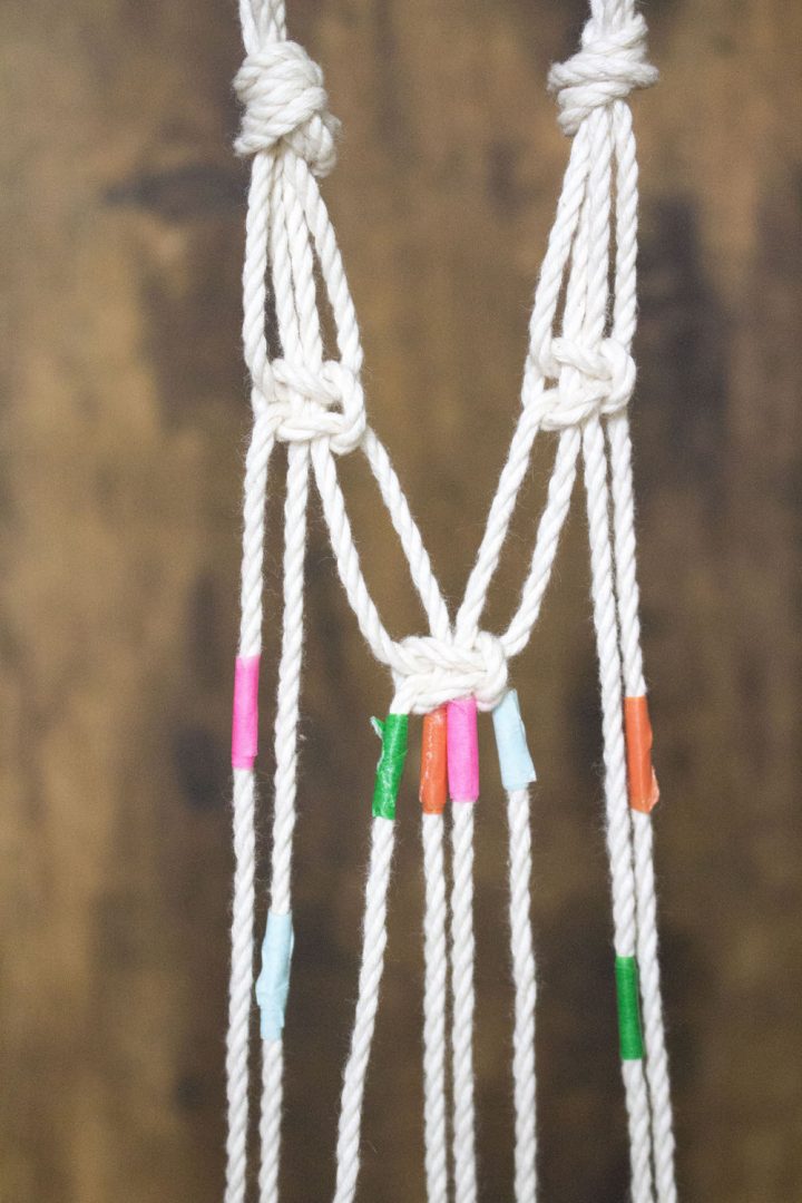 Diy Rideau En Macramé – The Bright Side destiné Rideau Macramé Diy