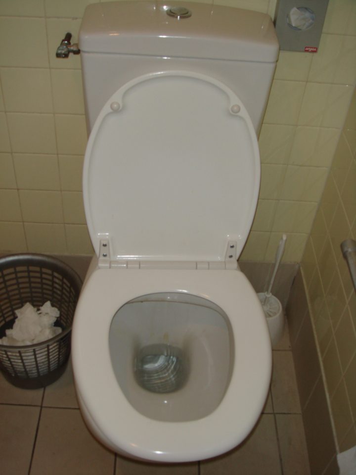 File:une Toilette Ouverte – Wikimedia Commons encequiconcerne Toilette Bouche