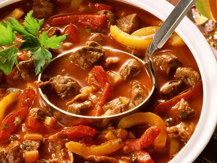 ungarisches gulasch mit paprika und kartoffeln