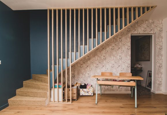 Habillage D'Escalier Avec Un Rideau De Bois | Coeurdebois à Rideau Sous Escalier