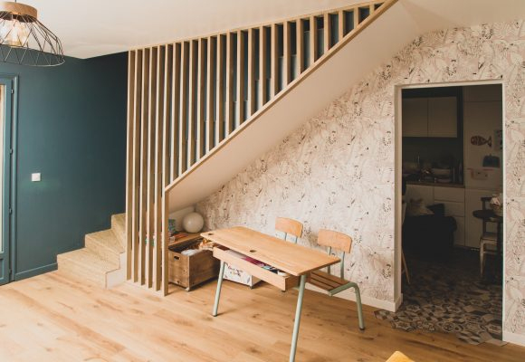 Habillage D'Escalier Avec Un Rideau De Bois | Coeurdebois concernant Rideau Sous Escalier