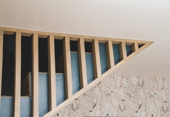 Habillage D'Escalier Avec Un Rideau De Bois | Coeurdebois intérieur Rideau Sous Escalier