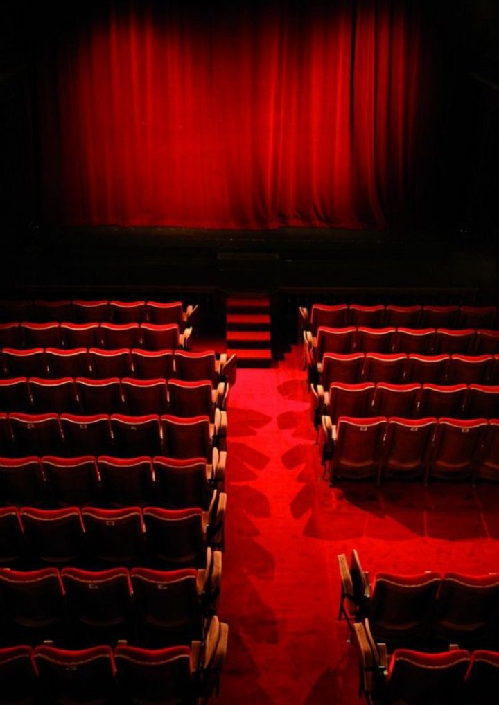 Intérieur Du Théâtre Le Ranelagh. Le Rideau Rouge intérieur Rideau Rouge Théatre