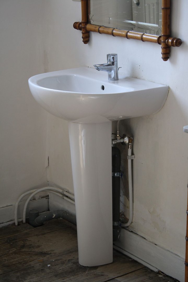 Lavabo (Sanitaire) — Wikipédia serapportantà La Toilette Au Lavabo