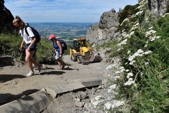 Le Chemin Des Muletiers, Menant Au Sommet Du Puy De Dôme tout Chemin De Randonnée Puy De Dome