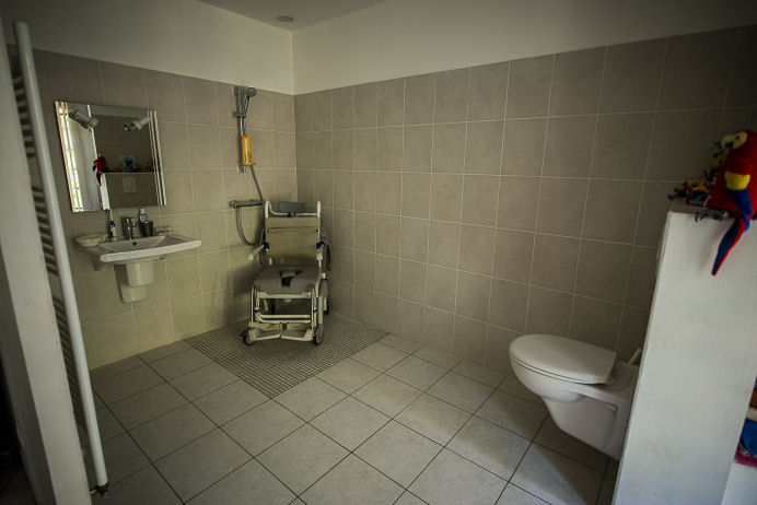 Maison À Vendre Adaptée Pour Handicapé. serapportantà Hauteur Toilette Handicapé