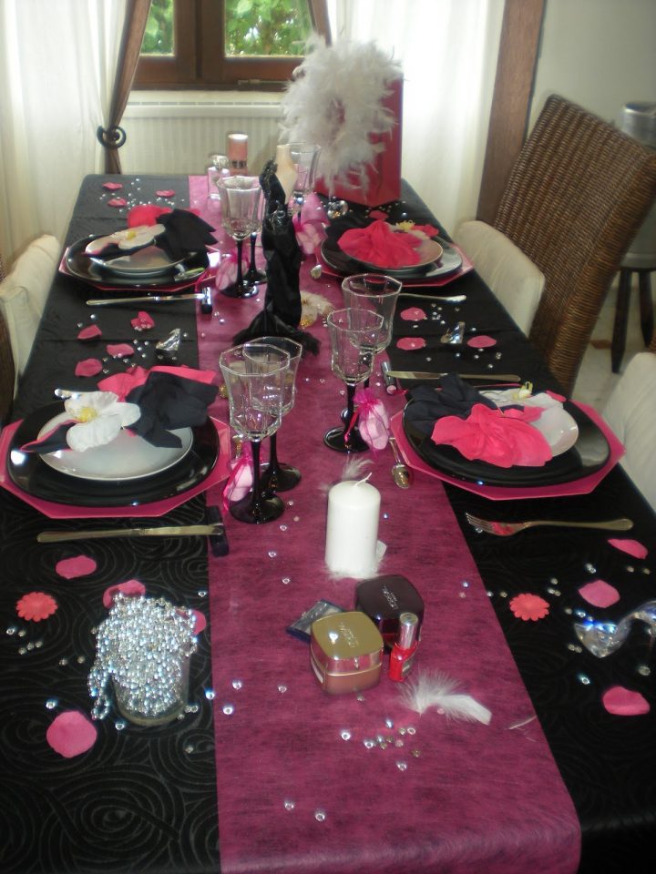 Pour Commencer : Une Nappe Noire Et Un Chemin De Table concernant Chemin De Table Fushia