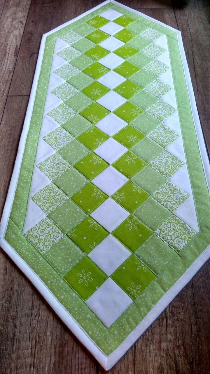 Quilted Table Runner, Scrappy Batik Braid With Flying dedans Chemin De Table Chevron
