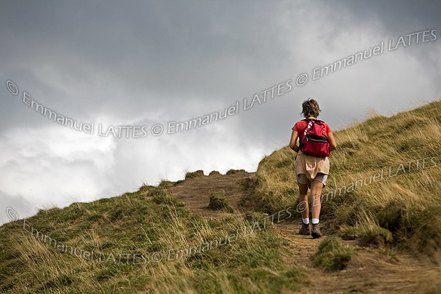 Randonneuse Montant Un Chemin (Puy-De-Dôme (63), France concernant Chemin De Randonnée Puy De Dome