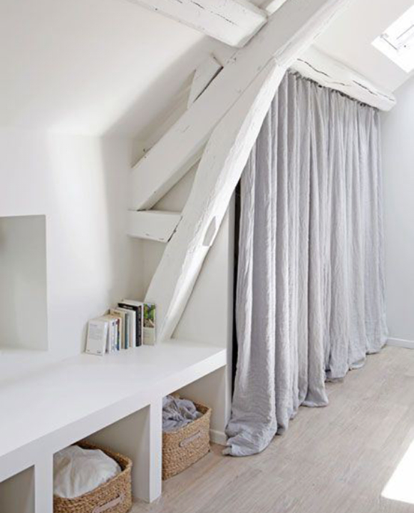 Rangement Chambre Mansardée | Chambre Sous Combles, Deco avec Rideau Sous Escalier