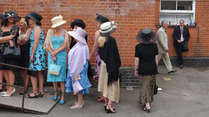 Réduire Les Files D’attente Aux Toilettes Des Femmes Passe intérieur Femmes Aux Toilettes