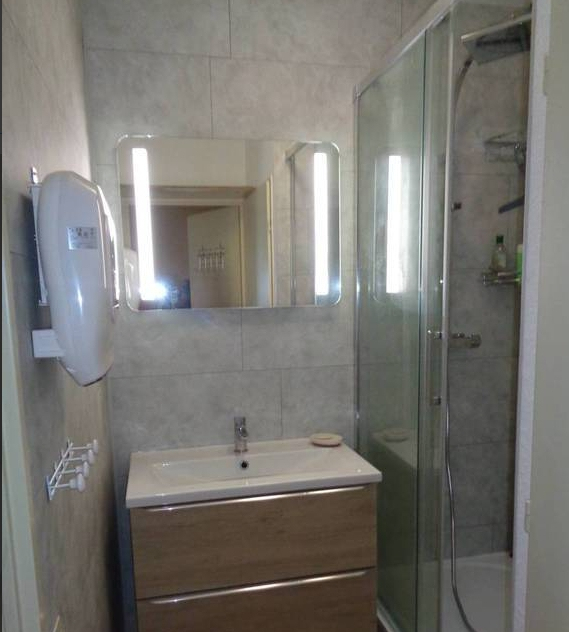 Salle De Bain Avec Baignoire, Douche Et Toilettes Séparées à Location Toilette Chimique Tarif