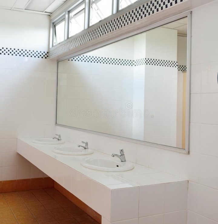 Salle De Bains Au Bureau. Handbasin Et Miroir Dans La avec La Toilette Au Lavabo