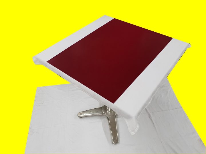 Set Chemin De Table Design Aspect Simili Cuir Marbré Rouge encequiconcerne Chemin De Table Design