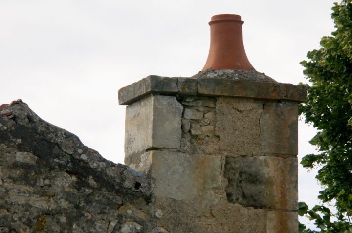 Souches De Cheminées | Buxerolles Et Ses Décors De Toit concernant Chapeau De Cheminée Terre Cuite