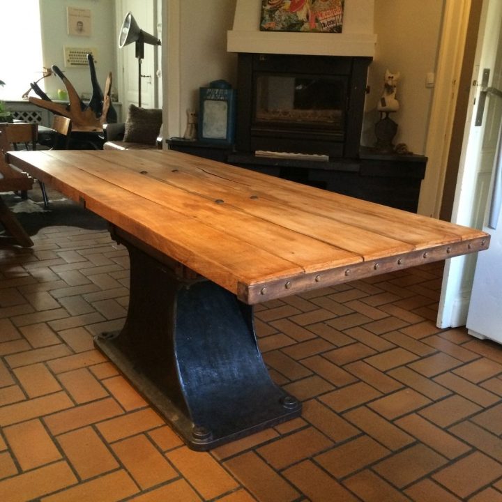 Table Industrielle Avec Un Pateau En Bois De Chêne Ancien intérieur Salle A Manger Ancienne