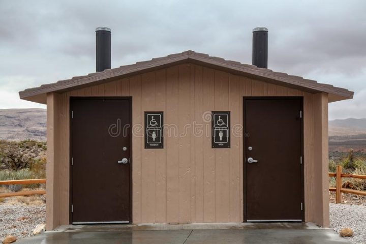 Toilettes Extérieures Image Stock. Image Du Voie, Public avec Femmes Aux Toilettes