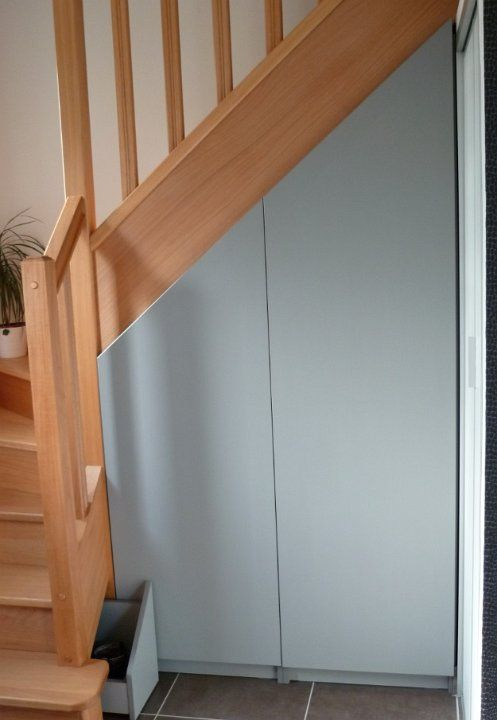 Un Très Joli Placard De Rangement Sous Escalier, Avec Un à Rideau Sous Escalier