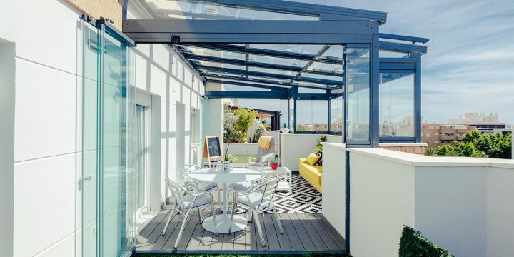 Une Fermeture Pour Un Toit-Terrasse Avec Des Rideaux De avec Rideaux D Extérieur Pour Terrasse