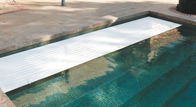 Volet De Piscine Immergé, Caché Derrière Escalier avec Rideau Roulant Terrasse