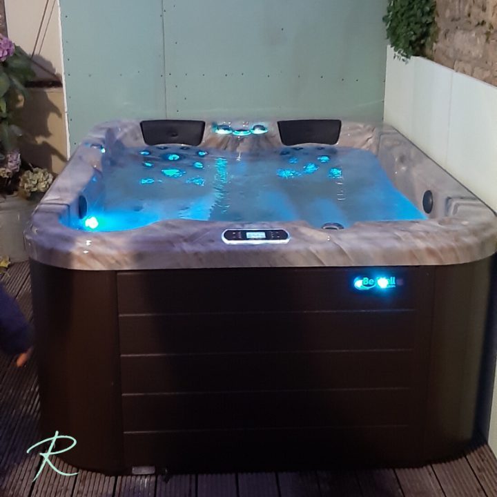 Acheter Un Jacuzzi Extérieur Avec Entourage Bois Metz – Be serapportantà Jacuzzi Privatif Luxembourg