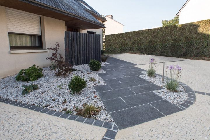 Allée En Pierre Naturelle Noire Massif Avec Bordure Pavés concernant Aménagement Jardin Avec Grosses Pierres