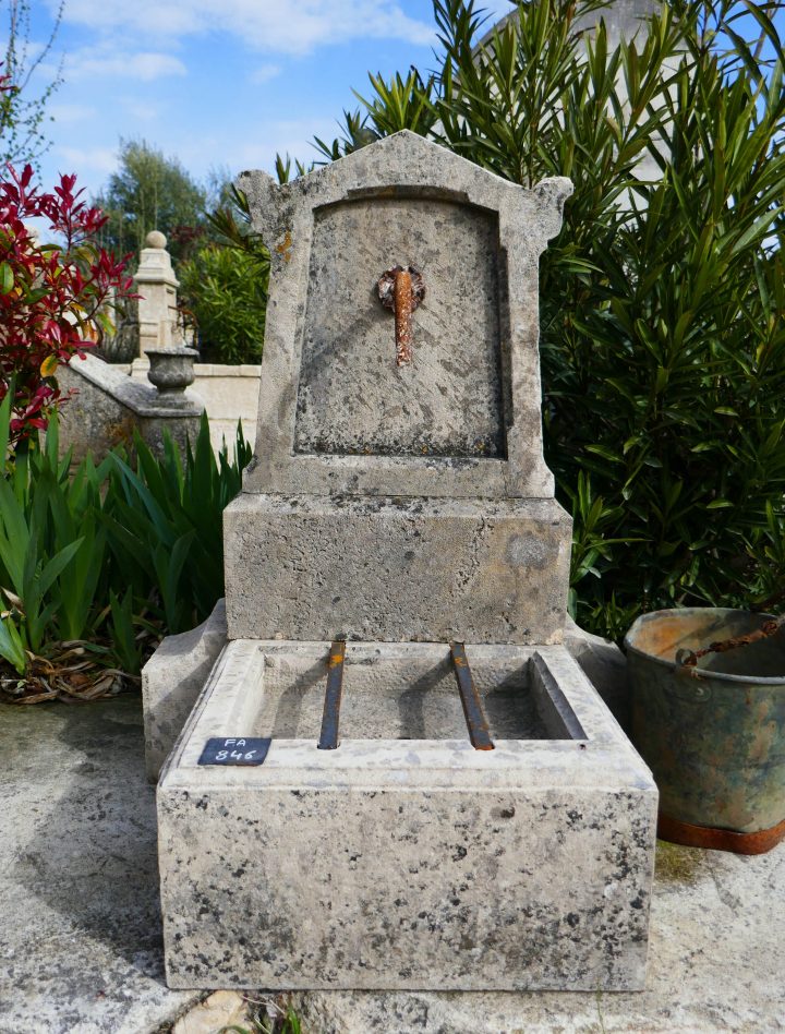 Cette Borne À Eau En Pierres Anciennes Est Une Fontaine pour Installer Une Fontaine De Jardin En Pierre