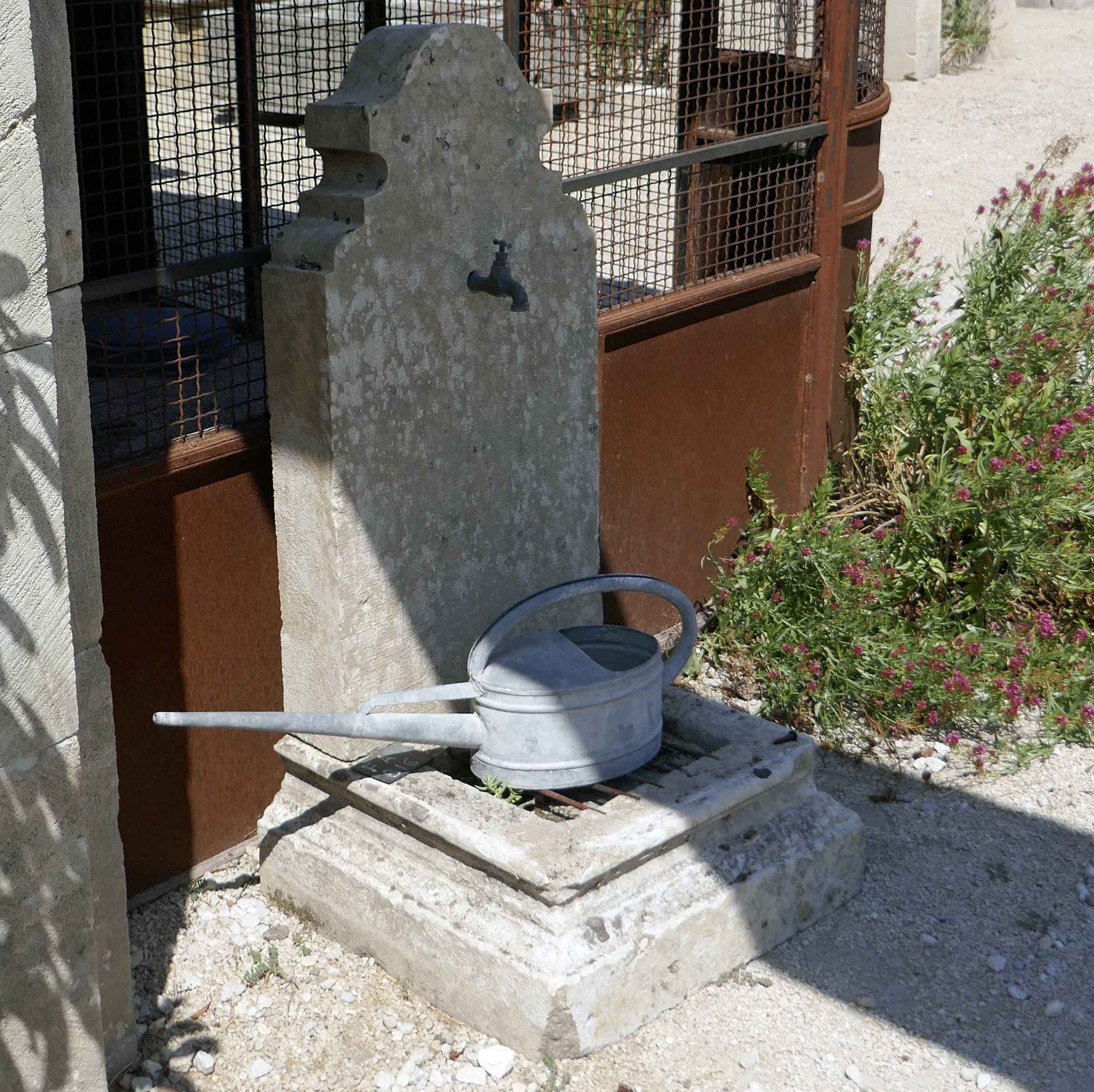 Cette Fontaine Murale Pour Jardin En Pierres Anciennes Est dedans Installer Une Fontaine De Jardin En Pierre