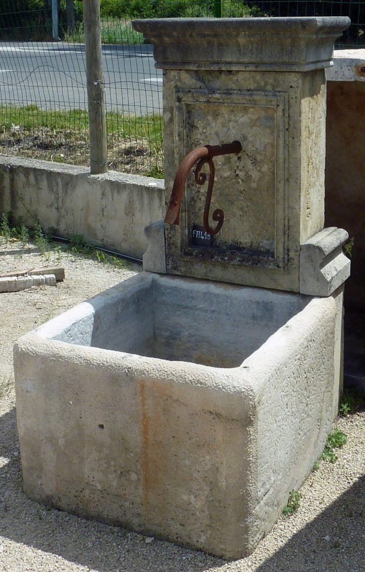 Cette Petite Fontaine De Jardin Au Design Très Rustique A encequiconcerne Installer Une Fontaine De Jardin En Pierre