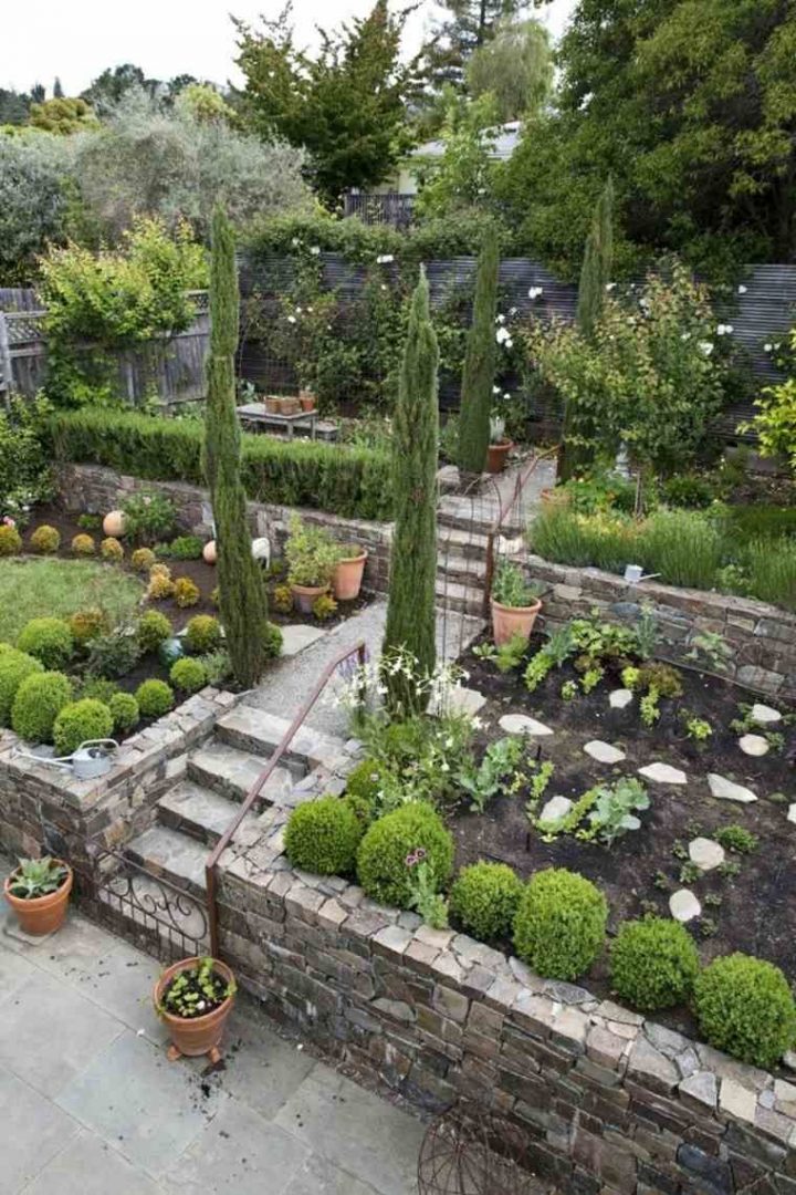 Jardin De Déco Traditionnelle Avec Escalier En Pierre dedans Aménagement Jardin Avec Grosses Pierres