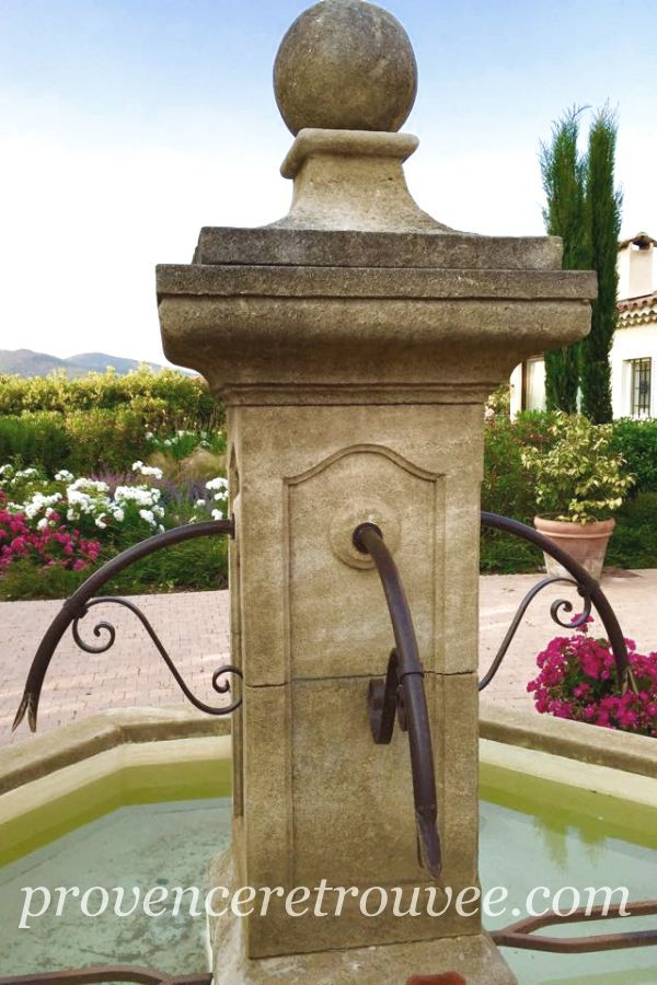 Les Fontaines Octogonales Avec Colonne Centrale En Pierre concernant Installer Une Fontaine De Jardin En Pierre