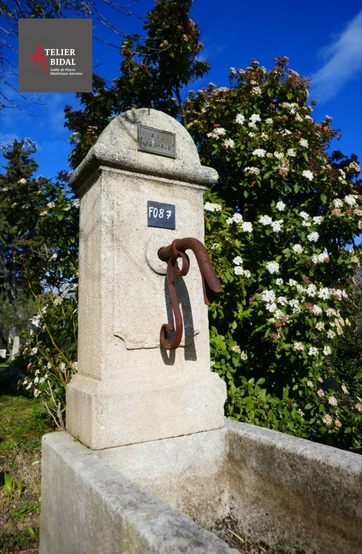 Petite Fontaine De Jardin En Pierre Naturelle : Borne À encequiconcerne Installer Une Fontaine De Jardin En Pierre