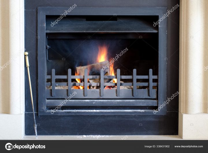 Cheminée Avec Grille Métallique Foyer Pierre Feu Bois serapportantà Pierre A Feu Cheminée