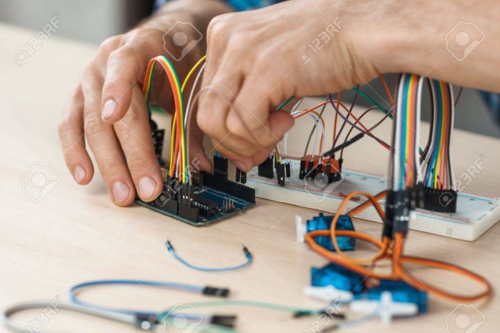 Composant Électronique Connecté Avec Breadboard En Laboratoire. Génie  Électrique Avec Des Câbles Et Contrôleur. Les Technologies Modernes, avec Contrôleur Géni