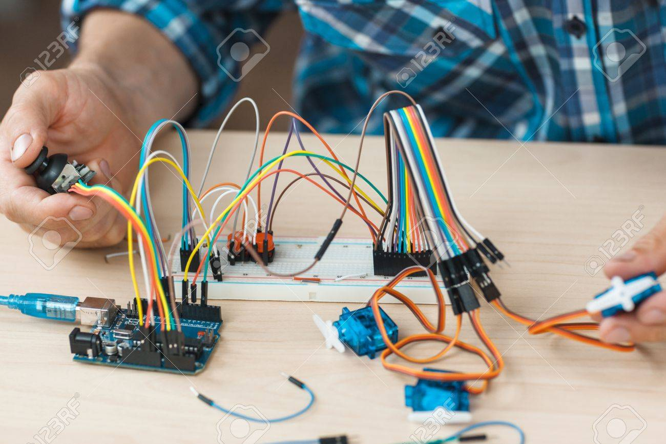 Composant Électronique Connecté Avec Breadboard En Laboratoire. Génie  Électrique Avec Des Câbles Et Contrôleur. Les Technologies Modernes, destiné Contrôleur Géni