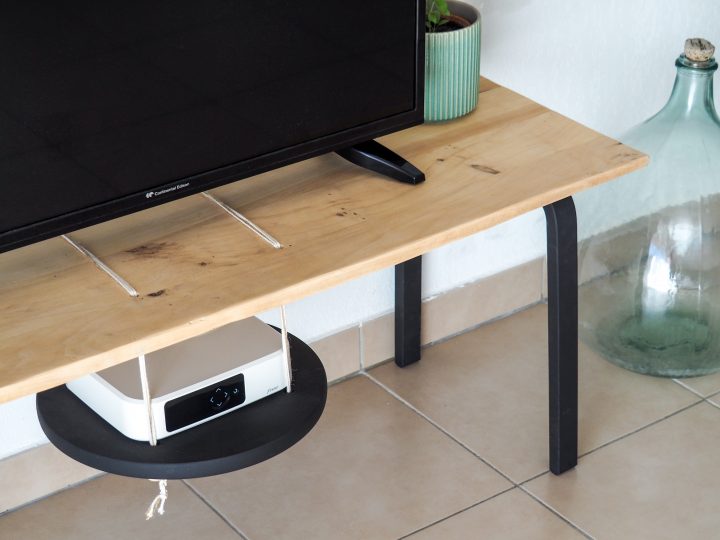 Diy – Un Meuble Tv D'Urgence Avec Un Tabouret Ikea – Stacey encequiconcerne Diy Meuble Tv