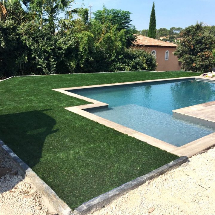 Une Piscine Moderne Et Un Extérieur Bien Vert Et Réaliste intérieur Plage De Piscine En Gazon Synthetique