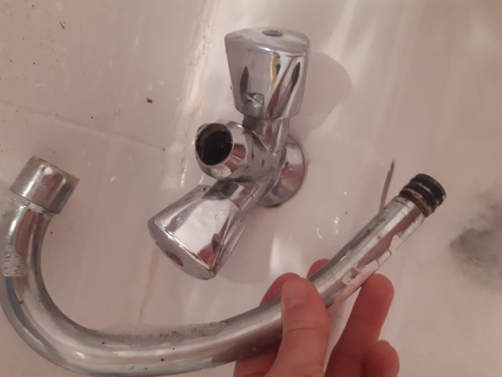 Réparation D'Un Robinet De Lavabo – Plomberie – Linternaute dedans Comment Dévisser Un Robinet Sans Vis Apparente