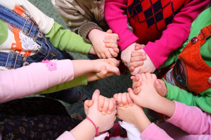 bewegungsgeschichte familie kunterbunt