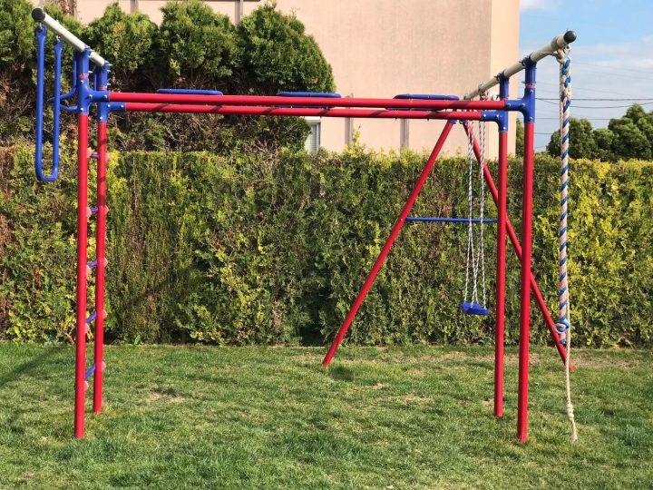 spielplatz mit klettergerüst