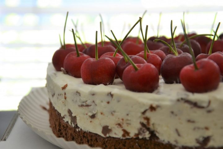 stracciatella-kuchen mit kirschen