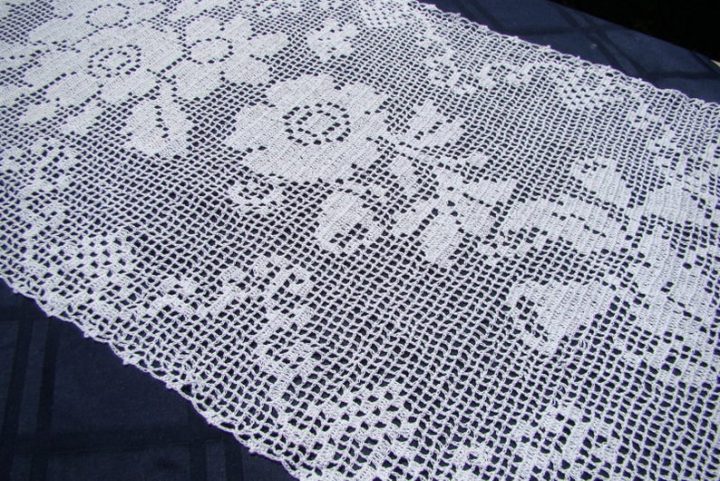 Chemin De Table Au Crochet De Filet Blanc Avec Primevères tout Tuto Chemin De Table Rectangulaire Au Crochet