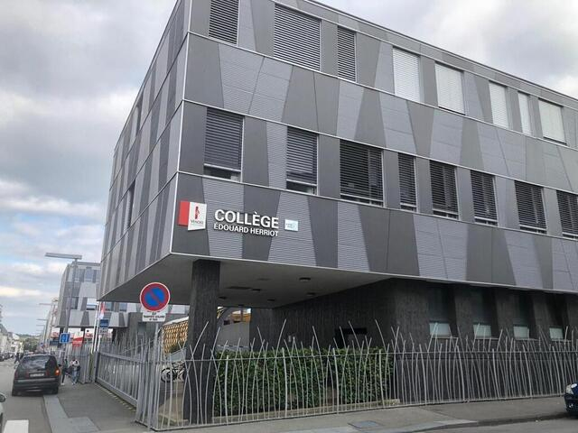 La Roche-Sur-Yon. Le Collège Herriot « Est Surchargé avec Véranda Bioclimatique La Roche-Sur-Yon